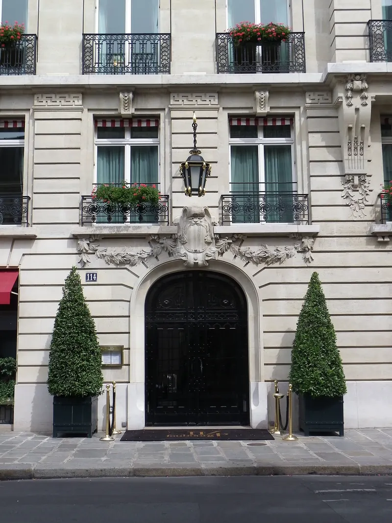 Photographie d’archive du Bristol Paris : entrée du 114 Faubourg, rue du Faubourg Saint-Honoré, en 2013