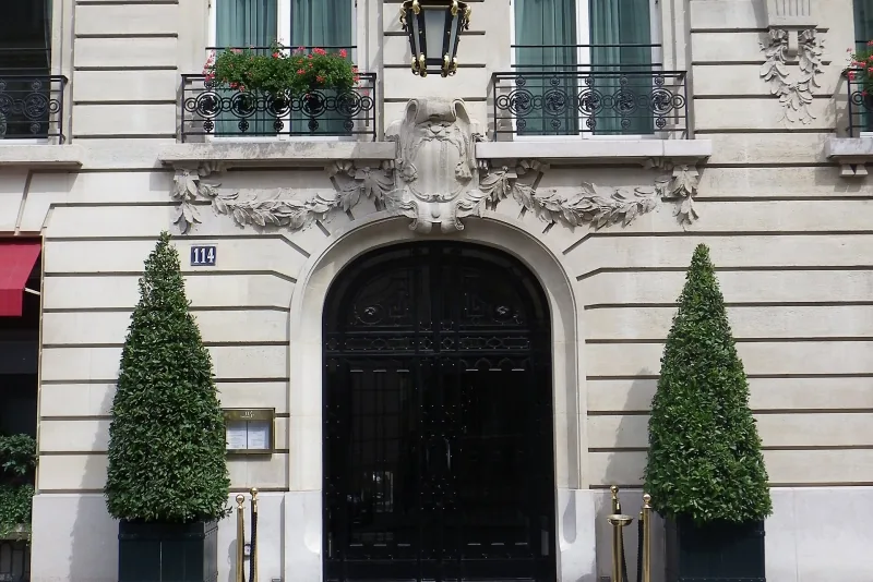 Photographie d’archive du Bristol Paris : entrée du 114 Faubourg, rue du Faubourg Saint-Honoré, en 2013